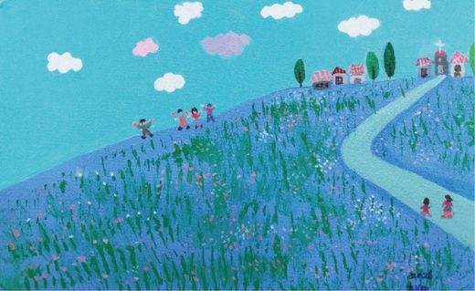 보랏빛 들꽃이 뒤덮인 언덕과 그 사이로 난 길, 언덕 위 작은 집들이 보이는 그림
